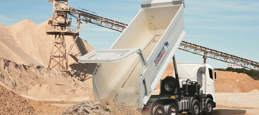 Schmitz Cargobull propune suprastructura basculabilă potrivită pentru orice camion