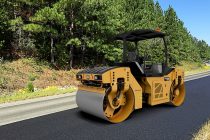 Caterpillar adaugă sistemul de vibrații oscilatorii pe noul compactor de asfalt CB10