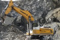 Două excavatoare pe şenile Liebherr R 976 în carierele de piatră Grandemar din România
