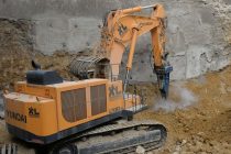Premieră europeană pentru un excavator Hyundai de 120 t, într-un proiect de demolare
