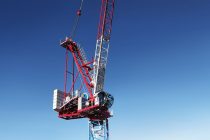 Raimondi Cranes prezintă noua sa macara turn cu braț înclinat, cu cea mai mare capacitate de ridicare