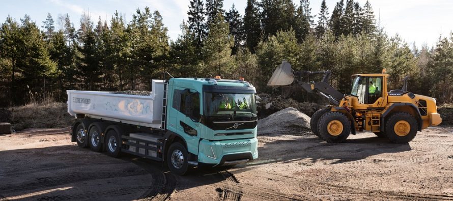 Volvo Trucks introduce camioane electrice concept grele pentru operațiuni de construcții și transport regional
