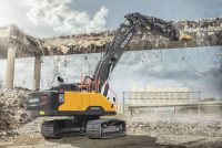 Noul braț drept transformă excavatorul Volvo EC380E de 38 t într-un excelent utilaj pentru demolări