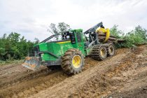 John Deere introduce puternicul tractor articulat forestier cu 6 roți, 768L-II