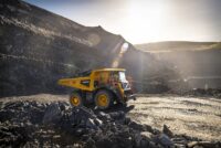 Volvo CE adaugă motoare Stage V/Tier 4 Final pe camionul rigid R100