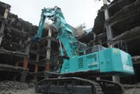Kobelco aduce în Europa colosalul excavator Ultra-High Reach Demolition de 130 t