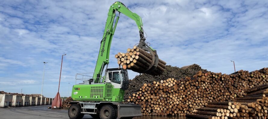 Sennebogen eficientizează manipularea lemnului în depozite
