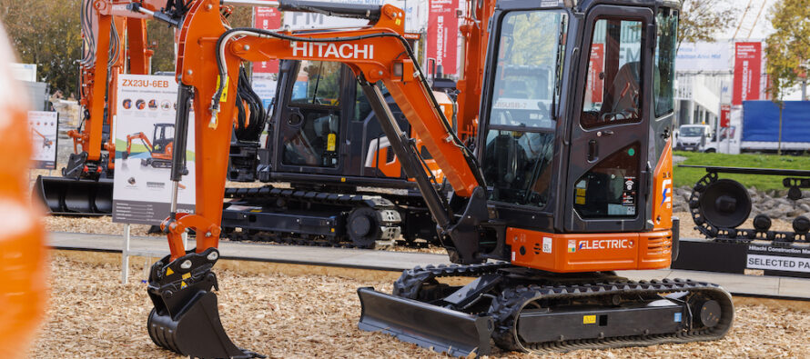 Hitachi a expus la Bauma un prototip de excavator electric de 2 tone