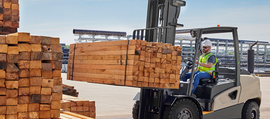 Crown expands lift trucks portfolio with the launch of IC and electric counterbalance forklifts