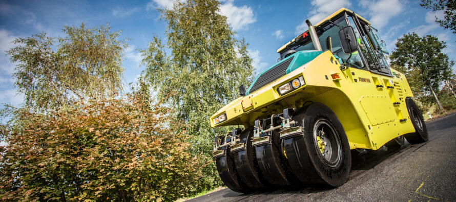 Noul compactor pe pneuri pentru asfalt Ammann ART 240 StV are emisii mai reduse