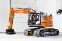 Hitachi prezintă noul excavator pentru aplicații forestiere ZX135USL-7