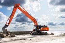 Hitachi introduce noul excavator cu braț super lung ZX490LCH-7 SLF